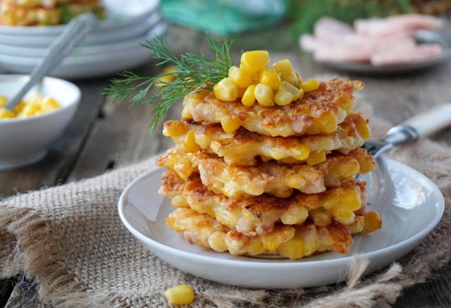 Testez ces pancakes salés au maïs et au jambon : la recette facile et ultra moelleuse pour un brunch réussi