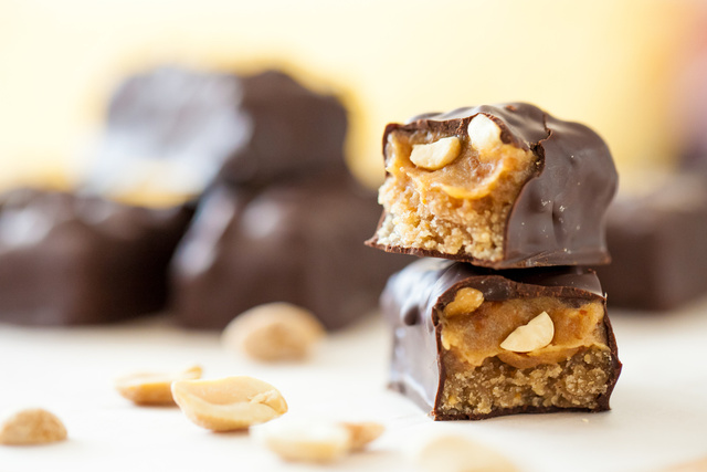 Vous aimez les barres glacées ? Testez cette version au caramel et cacahuète à faire sans sorbetière
