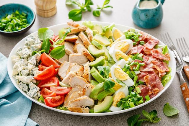 Comment faire une salade Cobb, une recette fraîche et nourrissante parfaite pour les beaux jours ?
