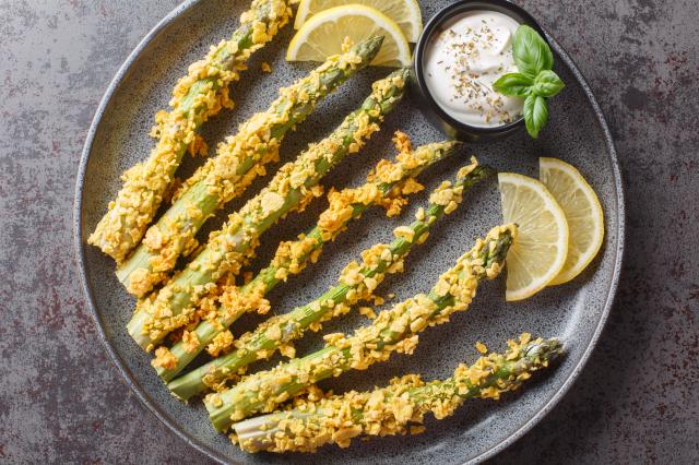 “Vous allez voir, c’est magique !” : Laurent Mariotte livre sa recette des asperges vertes grillées et ses tuiles de parmesan
