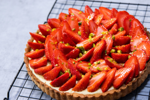 Granuleuse, liquide, tranchée : comment réussir votre crème pâtissière à la perfection pour votre tarte aux fraises ?