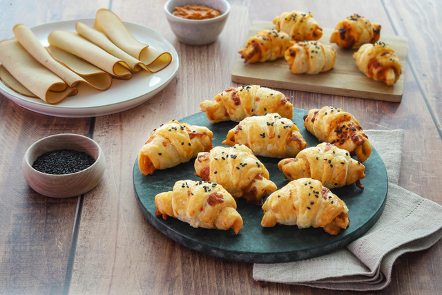 Mini-croissant apéritifs aux tranches végé pois chiches, pesto rosso, mozzarella : l’apéro parfait pour les fêtes !