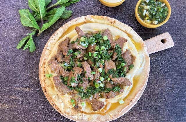 Agneau grillé au cumin et sauce à la menthe et au persil. Pascale Weeks