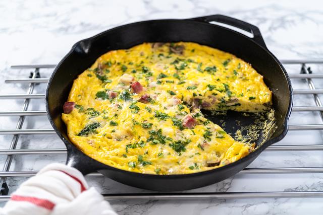Simple, rapide et irrésistiblement bonne : testez notre recette de frittata aux épinards et au jambon !