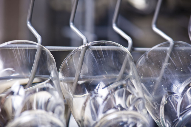 Et si vous donniez une seconde jeunesse à vos verres blanchis par le lave-vaisselle ?