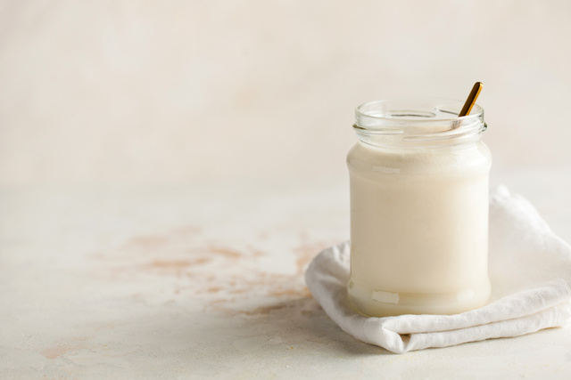 Combien de temps peut-on conserver un pot de crème fraîche entamé au frigo ?