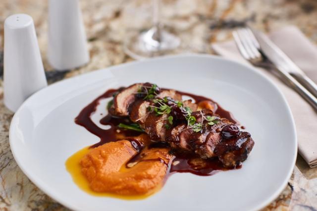 Le magret de canard, un incontournable des tables de fête. Adobestock