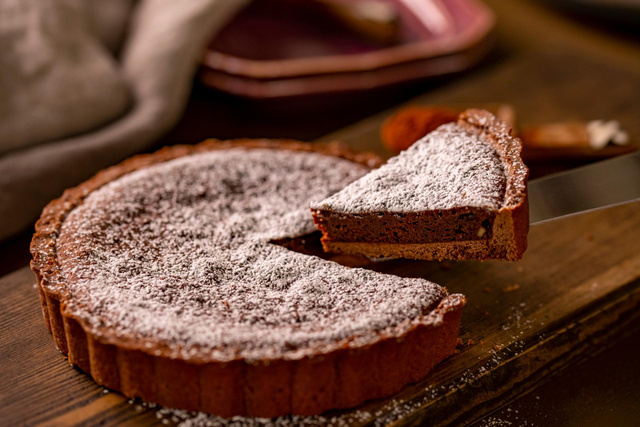 Tarte brownie : la recette qui allie pâte sablée et fondant au chocolat pour un dessert irrésistible