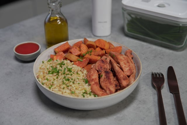 Légumes coupés, poulet marinés et blé cuit mis sous vide 