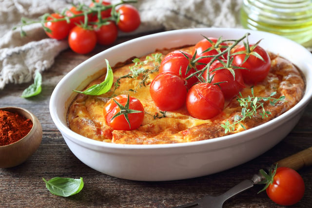 “On innove !” : Laurent Mariotte la classique tomates-mozza dans une version clafoutis