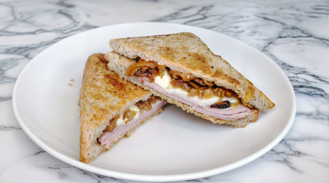 Un croque monsieur à l’italienne : voici notre recette parfaite à base d'aubergine et de mozzarella pour l’été  !