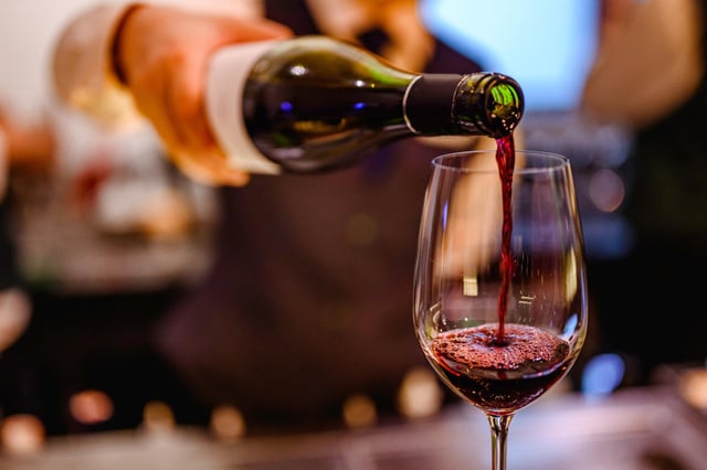 Mettre un glaçon dans un verre de vin : hérésie totale ou vraie bonne idée ?
