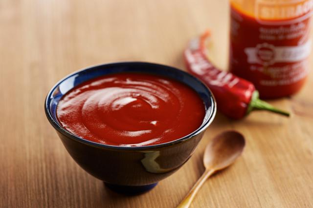 Moutarde, sauce soja, jus de citron : combien de temps peut-on les garder au frigo sans risques ?