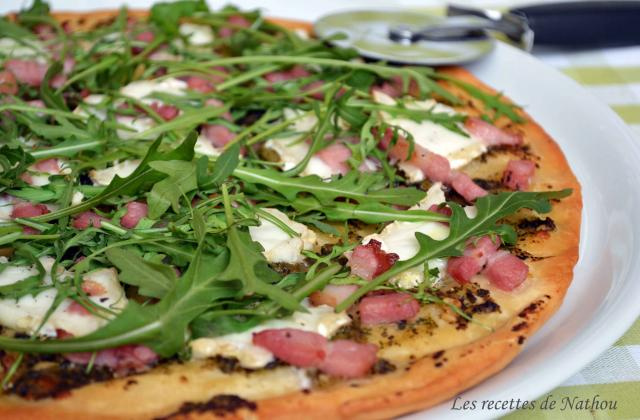 Pizza pesto, chèvre et lardons par Les recettes de Nathou