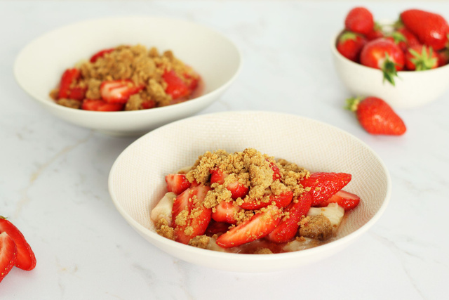 “Belle et délicieuse recette” : noté  4.8/5 par nos lecteurs, ce crumble fraises et rhubarbe est un dessert de saison parfait !