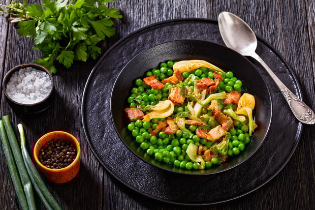 Le secret du chef Eric Frechon pour réussir la traditionnelle recette printanière des petits pois à la française