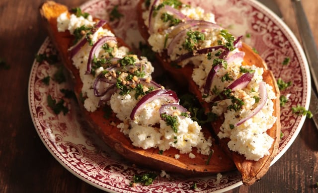 Des patates douces rôties à la feta et aux oignons rouges : le plat réconfortant parfait pour le dimanche soir