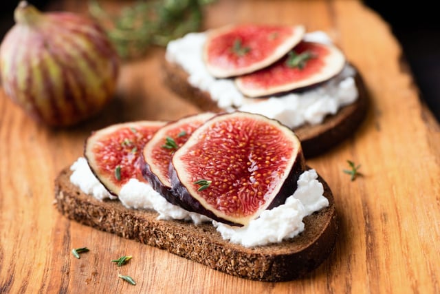 Les toasts fromage et fruits sont un délice à picorer à l'apéro. Adobestock
