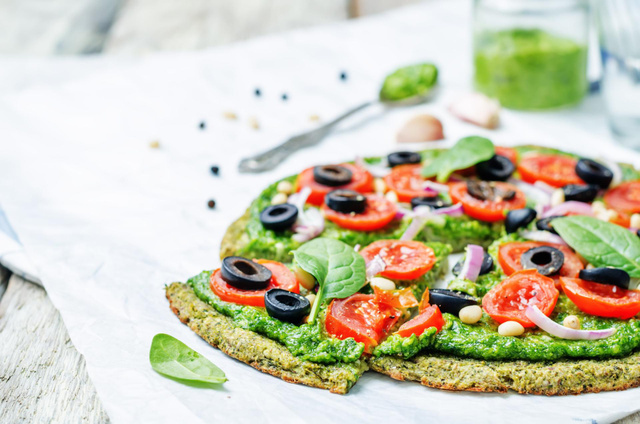 Voici une pizza façon Margarita légère et bluffante grâce à une base de courgettes