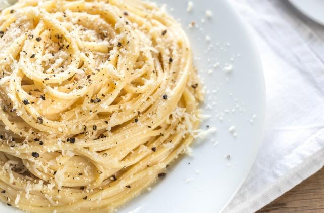 Spaghetti pecorino, cacio e pepe. Adobestock