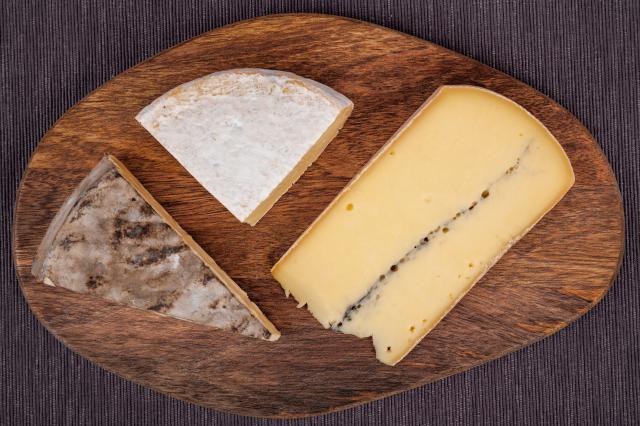Quelles sont les fromages de saison en été ? Adobestock