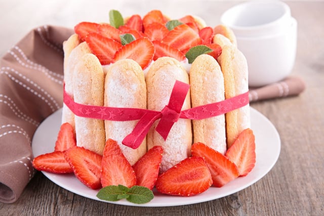 La recette de la charlotte aux fraises facile et rapide à faire. Adobestock