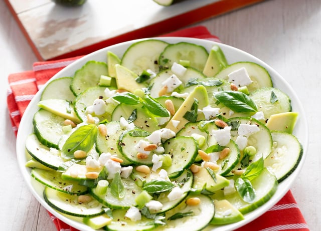 Trop chaud pour allumer le four : j'ai improvisé cette assiette aux courgettes crues et c'est devenu mon repas star de l'été