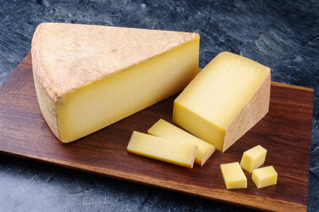 Est-ce bon ou mauvais pour la santé de manger la croûte du fromage ? Voici l’avis de cette diététicienne