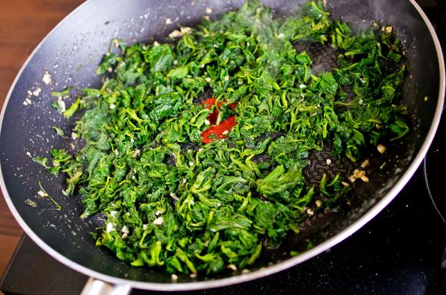 Ne jetez pas vos fanes de radis, cuisinez-les ! - Adobestock 