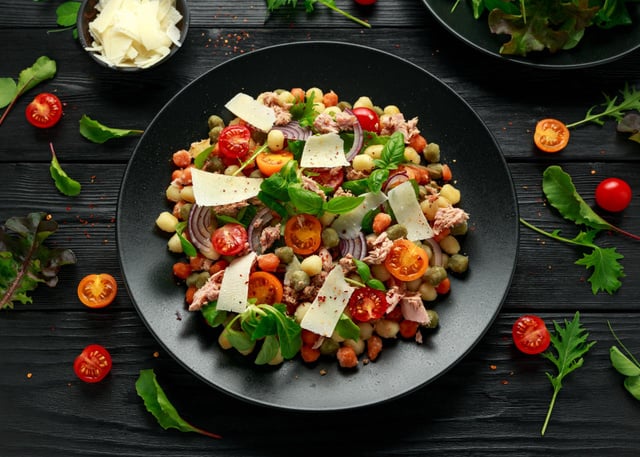 Cet ingrédient inattendu va transformer votre banale salade en un plat ultra gourmand