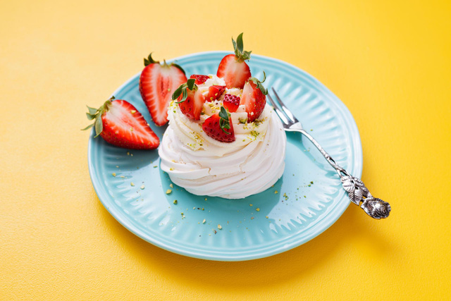 Pavlova aux fraises : la cheffe Hélène Darroze nous apprend à réaliser cette pâtisserie mythique