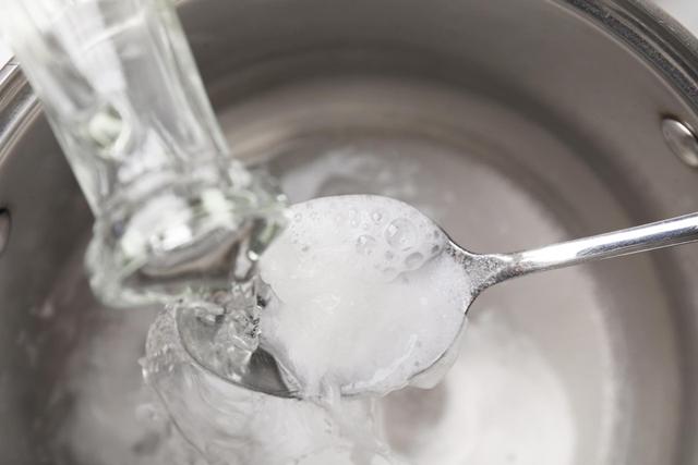 Du vinaigre blanc et du bicarbonate : est-ce vraiment un mélange efficace pour votre ménage ?