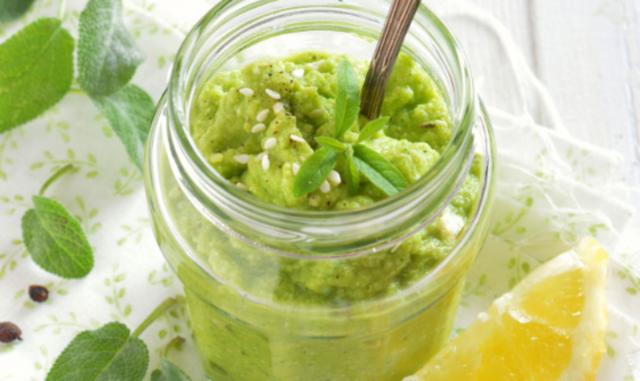Pour accompagner pâtes, salades ou même grillades, voici notre pesto de courgettes crues, prêt en 10 minutes !