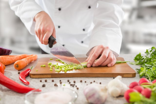 Ce chef dévoile 4 astuces de pro pour bien s’organiser quand on cuisine