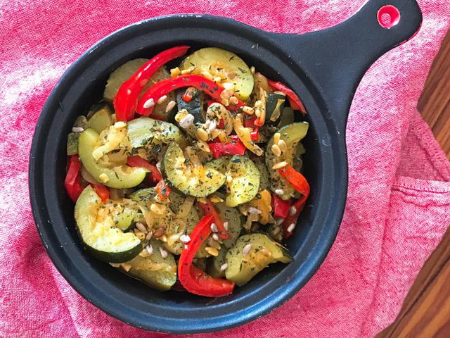 Courgettes et poivrons cuits à la cocotte. Pascale Weeks