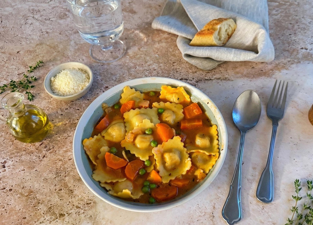 Mettez de la couleur dans l’assiette avec cette soupe express aux raviolis, carottes et petits pois