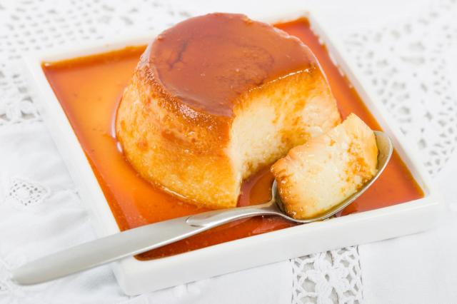 "Un de mes desserts préférés" : ce chef dévoile la recette du flan à la vanille de sa maman pour un retour en enfance assuré