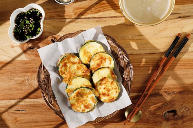 Connaissez-vous le Hobak Jeon ? Ce plat coréen à la courgette, prêt en 10 min pour moins de 2 € !