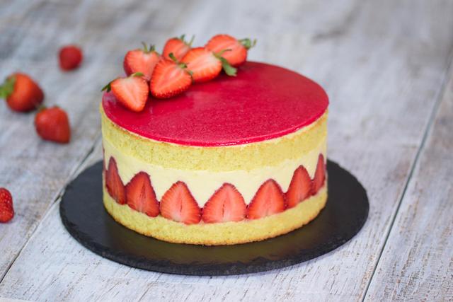Cette recette avec des fraises est super simple à faire pourtant elle va bluffer vos invités à coup sûr !