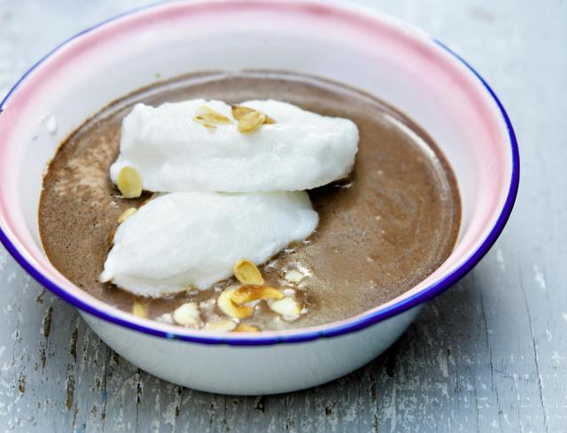 Cette île flottante au chocolat d’Alain Ducasse, validée par Laurent Mariotte, pourrait bien être votre dessert pour Pâques