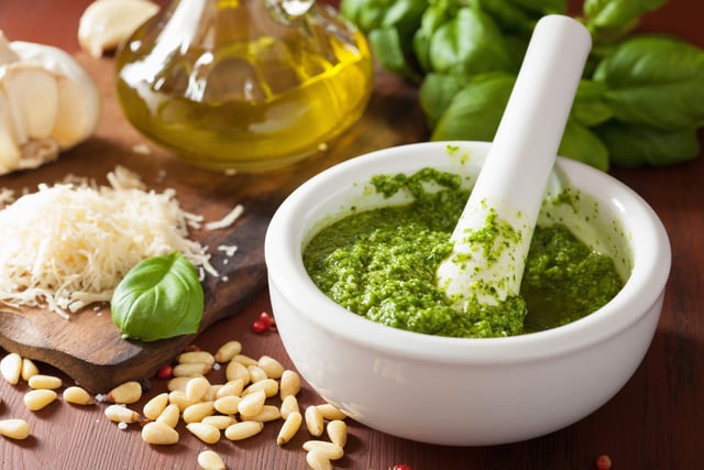 "Bien lisse, bien verte" : la recette de sauce au pistou du chef Éric Frechon pour sublimer vos plats d'été !