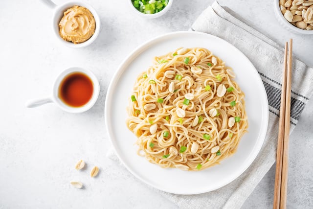 Recette de la flemme : les pâtes à la cacahuète d’Adrien Cachot, parfaites pour les lendemains de soirée
