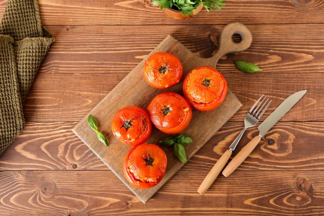 “Toute la famille a adoré ” : vous devez essayer cette recette de tomates farcies végétariennes selon les lecteurs de 750g !