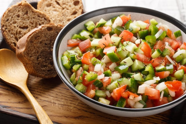 Connaissez-vous la pipirrana, la salade espagnole la plus rafraîchissante de l'été ?