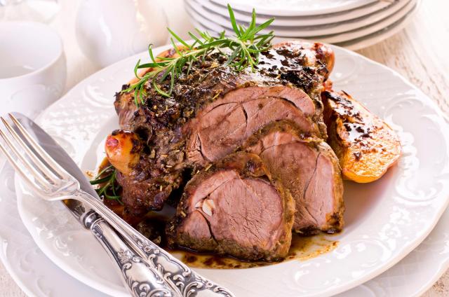 Agneau de lait ou agneau traditionnel : lequel choisir à Pâques ? Voici la réponse d’un Meilleur Ouvrier de France !