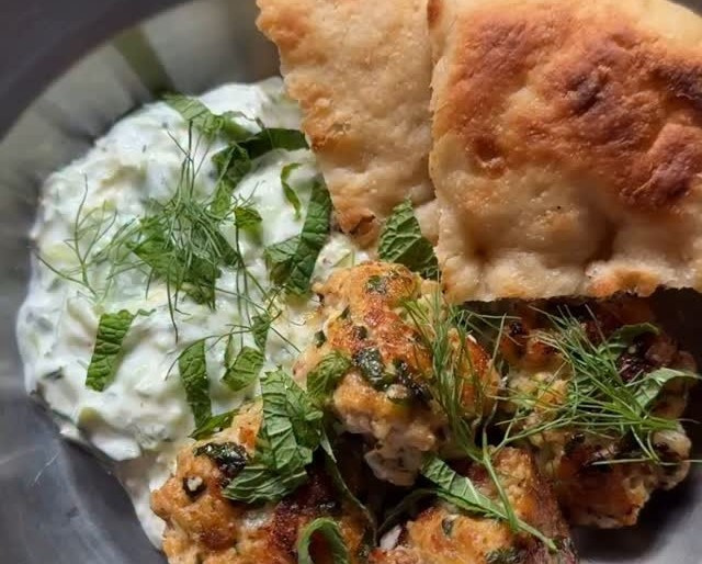 Envie d’évasion ? Essayez ces boulettes de poulet à la grecque et leur tzatziki maison