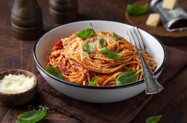 Spaghetti à la sauce tomate, au parmesan et au basilic. Adobestock