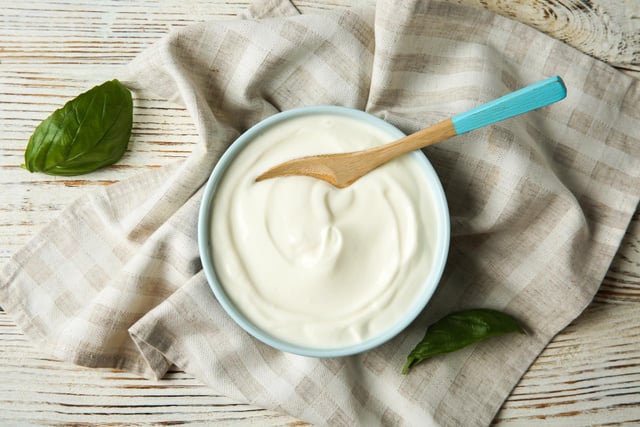 Combien de temps peut-on (vraiment) garder un pot de fromage blanc ouvert au frigo ?