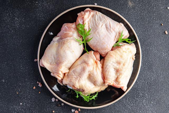 “Une peau dorée et l’intérieur tendre” : le chef Simone Zanoni dévoile sa méthode pour une cuisson du poulet parfaite