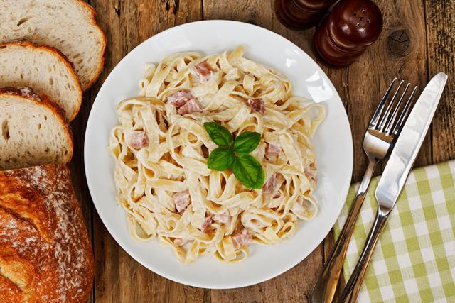 “Andiamo les amis !” : Laurent Mariotte revisite les traditionnelles tagliatelles carbonara avec un ingrédient très spécial